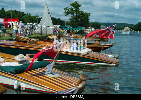 Il Tamigi 35th barca tradizionale Rally, Henley-on-Thames, Inghilterra Luglio 2013.tradizionali barche di legno sul fiume Tamigi. Foto Stock
