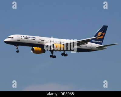 TF-FIJ Icelandair Boeing 757-208(WL) 3 Foto Stock