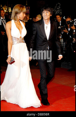 Ronnie Wood e Ana Araujo, 2011 Festival Internazionale del Cinema di Cannes - Giorno 8 - malinconia - Premiere Cannes, Francia - 18.05.11 Foto Stock