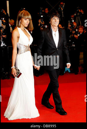 Ronnie Wood e Ana Araujo, 2011 Festival Internazionale del Cinema di Cannes - Giorno 8 - malinconia - Premiere Cannes, Francia - 18.05.11 Foto Stock