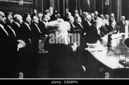 Scienza, Accademia Prussiana delle Scienze, sessione plenaria, seconda da sinistra: Albert Einstein (1879 - 1955), Leibniz Day, 1931, diritti aggiuntivi-clearences-non disponibili Foto Stock