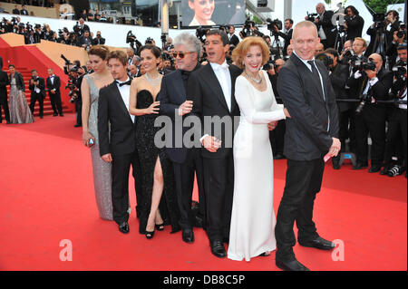 Blanca Suarez, attore spagnolo Jan Cornet, attrice spagnola Elena Anaya, regista spagnolo Pedro Almodovar, attore spagnolo Antonio Banderas e attrice spagnola Marisa Paredes e designer francese Jean-Paul Gaultier 2011 Festival Internazionale del Cinema di Cannes - Giorno 9 - La pelle io vivo in Premiere - Cannes, Francia - 18.05.11 Foto Stock