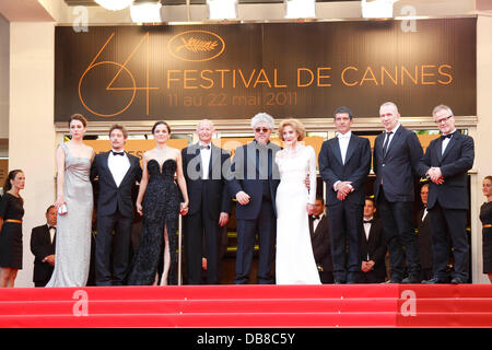 Attrice spagnola Blanca Suarez, attore spagnolo Jan Cornet, attrice spagnola Elena Anaya, regista spagnolo Pedro Almodovar, attrice spagnola Marisa Paredes, attore spagnolo Antonio Banderas e designer francese Jean-Paul Gaultier 2011 Festival Internazionale del Cinema di Cannes - Giorno 9 - La pelle io vivo in Premiere - Cannes, Francia - 18.05.11 Foto Stock