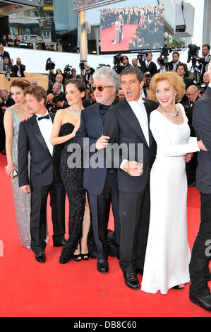 Blanca Suarez, attore spagnolo Jan Cornet, attrice spagnola Elena Anaya, regista spagnolo Pedro Almodovar, attore spagnolo Antonio Banderas e attrice spagnola Marisa Paredes e designer francese Jean-Paul Gaultier 2011 Festival Internazionale del Cinema di Cannes - Giorno 9 - La pelle io vivo in Premiere - Cannes, Francia - 18.05.11 Foto Stock