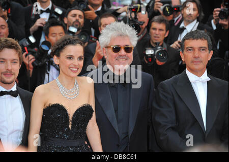 Attore spagnolo Jan Cornet, attrice spagnola Elena Anaya, regista spagnolo Pedro Almodovar, attore spagnolo Antonio Banderas 2011 Festival Internazionale del Cinema di Cannes - Giorno 9 - La pelle io vivo in Premiere - Cannes, Francia - 18.05.11 Foto Stock