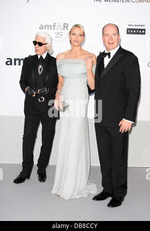 Karl Lagerfeld, S.A.R. il Principe Alberto di Monaco e Charlene Wittstock 2011 Festival Internazionale del Cinema di Cannes - Giorno 9 amFar Cinema against Aids gala - Arrivi Cap d'Antibes, Francia - 19.05.11 Foto Stock