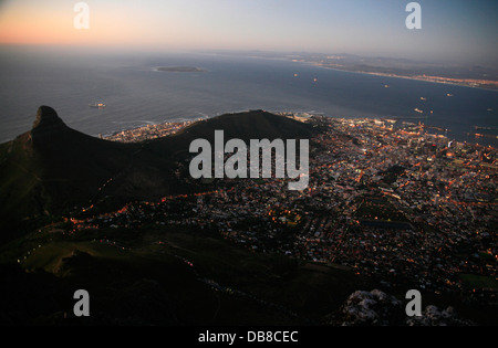 Notte Tempo in Cape Town City Lights Visualizzati top Table Mountain Lions Head Table Bay Robben Island in background. Foto Stock