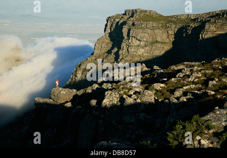 I turisti di fronte a una grossa nuvola sulla sommità di Table Mountain e Cape Town, Sud Africa Foto Stock