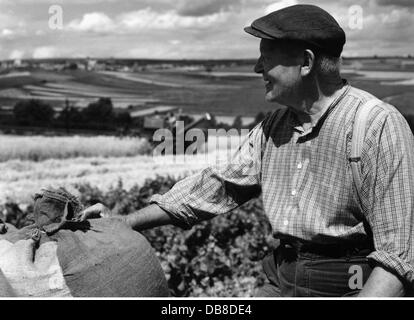 Agricoltura, agricoltori, agricoltori di fronte al campo, anni 50, diritti aggiuntivi-clearences-non disponibile Foto Stock