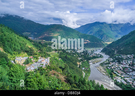 Città Dirang nella profonda valle di alta montagna con il fiume Kameng serpeggiando attraverso la regione. Foto Stock
