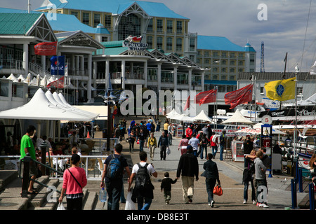 Gli amanti dello shopping e ai turisti presso il Lungomare Victoria and Alfred e Cape Town, Western Cape, Sud Africa Foto Stock