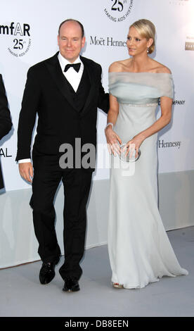 S.a.r. il Principe Alberto di Monaco e Charlene Wittstock 2011 Festival Internazionale del Cinema di Cannes - Giorno 9 amFar Cinema against Aids gala - Arrivi Cap d'Antibes, Francia - 19.05.11 Foto Stock