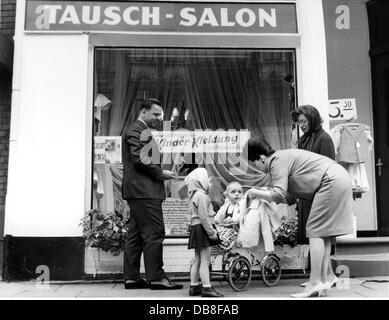 Persone, famiglia, padre e madre, figlio, figlia, famiglia di fronte al negozio per lo scambio di vestiti per bambini, Amburgo, 1965, diritti aggiuntivi-clearences-non disponibile Foto Stock