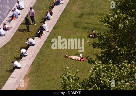 London, Regno Unito - 25 Luglio 2013: persone godetevi il sole nel parco vicino al Municipio come ondata di caldo continua a colpire il Regno Unito Credito: Piero Cruciatti/Alamy Live News Foto Stock