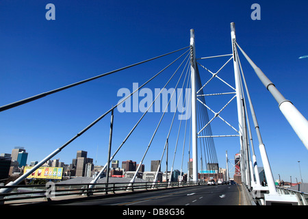Nelson Mandela Bridge nel centro di Johannesburg con skyline in background Foto Stock