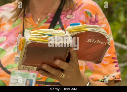 Donna leggendo la Bibbia piena di avvisi Foto Stock