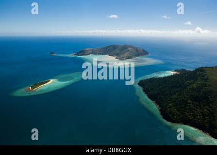 Vista aerea di isola nera, Hayman Island e il gancio isola. Whitsunday Islands, Whitsundays, Queensland, Australia Foto Stock