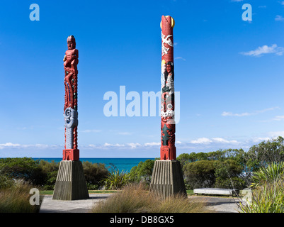 Dh Spiaggia Waiotahi Baia di Planty NUOVA ZELANDA intagliato Maori pali in legno vicino a Opotiki carving arte scultura cultura Foto Stock