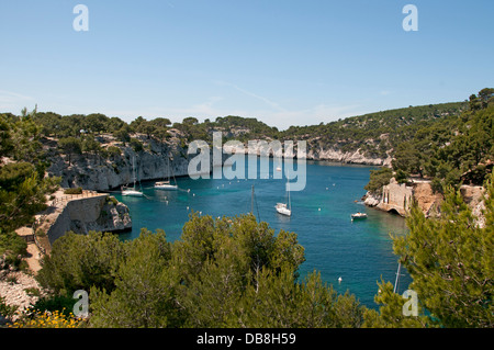 Provenza Calanques di Cassis vicino la Costa Azzurra Francia BARCA Porto Mare Porto Foto Stock