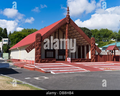 Dh Ohinemutu Rotorua Nuova Zelanda Maori Papaiouru Te Marae luogo di incontro casa sculture in legno tradizionali della casa Foto Stock