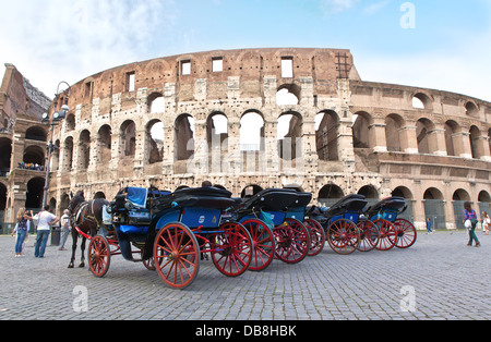 Carrelli per dare ai turisti rides parcheggiato davanti al Colosseo Foto Stock