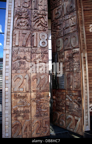 In legno intagliato porta in ingresso alla corte costituzionale sul Constitution Hill a Johannesburg Foto Stock