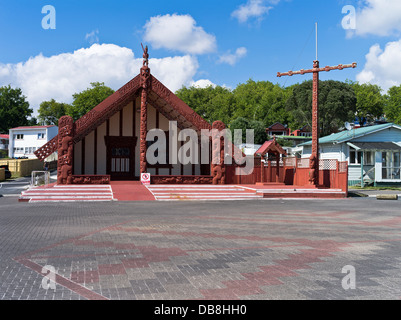 Dh Ohinemutu Rotorua Nuova Zelanda Maori Papaiouru Te Marae luogo di incontro casa sculture in legno Foto Stock