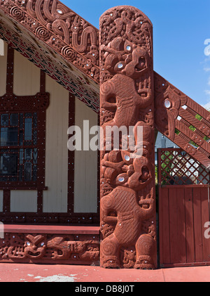 dh Ohinemutu ROTORUA NUOVA ZELANDA Maori te Papaiouru Marae sculture in legno scultura arte cultura maori scultura Foto Stock