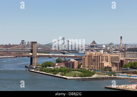 Vista aerea dell'East River con il ponte di Brooklyn e la Williamsburg Bridge, New York City Foto Stock