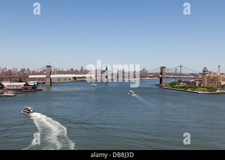 Vista aerea di East River con il ponte di Brooklyn e la Williamsburg Bridge, New York City Foto Stock