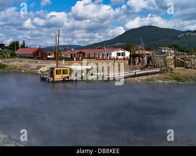 dh Utuhina Stream ROTORUA OHINEMUTU NEW ZEALAND Maori Village fumante corsi d'acqua termali fluviali Foto Stock