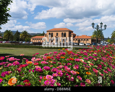 dh Government Gardens ROTORUA NUOVA ZELANDA AIUOLE fiorito Paepaekumana parco pubblico e Blue Baths patrimonio edificio fiori Foto Stock