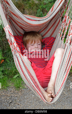 Giovane ragazzo in un'amaca Foto Stock