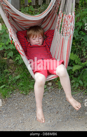 Giovane ragazzo in un'amaca Foto Stock