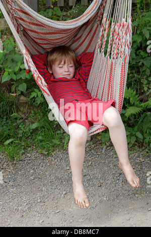 Giovane ragazzo in un'amaca Foto Stock