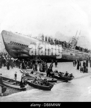 U-boat bloccati sulla costa sud dell'Inghilterra dopo la resa, circa 1914 - 1918 Foto Stock