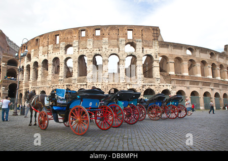 Carrelli per dare ai turisti rides parcheggiato davanti al Colosseo Foto Stock