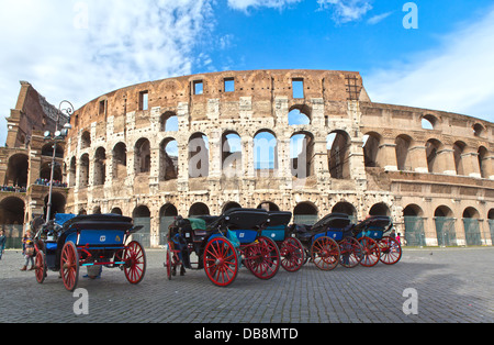 Carrelli per dare ai turisti rides parcheggiato davanti al Colosseo Foto Stock