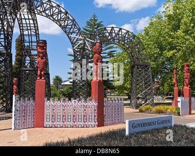 dh Government Gardens ROTORUA NEW ZEALAND ingresso al parco pubblico Paepaekumana intagli maori cultura scultura Foto Stock