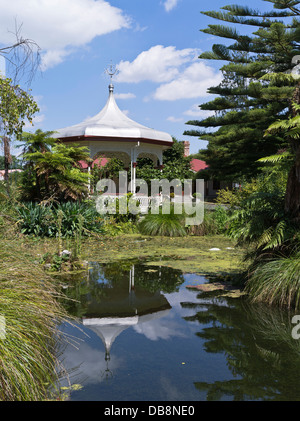 Dh Government Gardens Rotorua Nuova Zelanda Bandstand e laghetto in giardino Paepaekumana parco pubblico Foto Stock