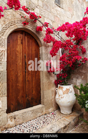 La porta a uno del capitano le case nella città vecchia in Lindos, Rodi, Grecia. Foto Stock