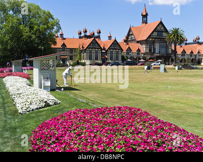 Dh Government Gardens Rotorua Nuova Zelanda Croquet Paepaekumana parco pubblico e Old Bath House Museum Foto Stock