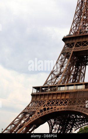 Vista astratta della Torre Eiffel a Parigi. Francia Foto Stock