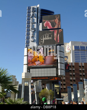 Blue sky ritratto Bally's Sign, Giubileo showgirls immagini, gente camminare il marciapiede, Bob il costruttore intrattenitore, Las Vegas Strip Foto Stock