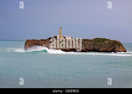 Mouro Island Lighthouse all ingresso della baia di Santander. Spagna. Foto Stock