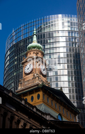 La torre dell'orologio di terre Dipartimento edificio con vetro frontale grattacielo dietro il centro del CBD di Sydney New South Wales NSW Australia Foto Stock