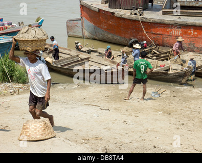 Porto sul fiume Irrawaddy Foto Stock