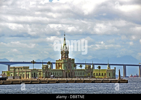 Ilha Fiscal palace e ponte Rio-Niteroi Rio de Janeiro in Brasile America del Sud Foto Stock