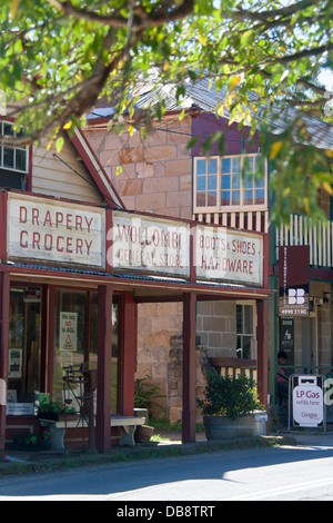 Wollombi Main Street e general store con la vecchia segnaletica verniciata General Store stivali & Hardware Wollombi NSW Australia Foto Stock