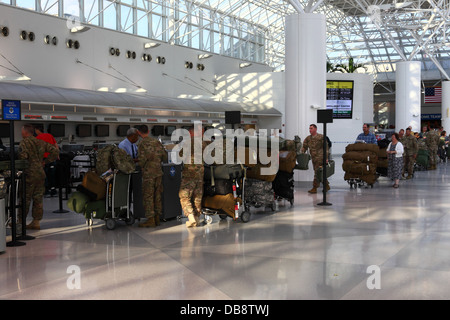 Noi soldati dell esercito aspettare per fare il check in per dovere d'oltremare a Baltimore-Washington International Airport ( BWI ), Maryland, Stati Uniti d'America Foto Stock